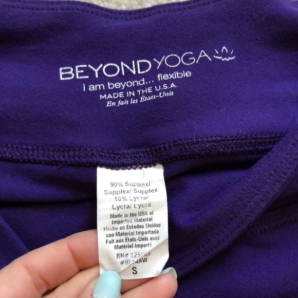 Beyond Yoga Side Gather crops - Picture 4 of 5